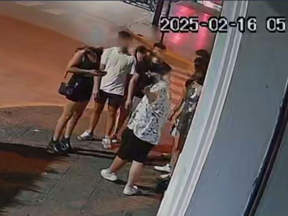 [VIDEO] Rompieron "de una piña" la vidriera de un local y quedaron todos registrados en imágenes