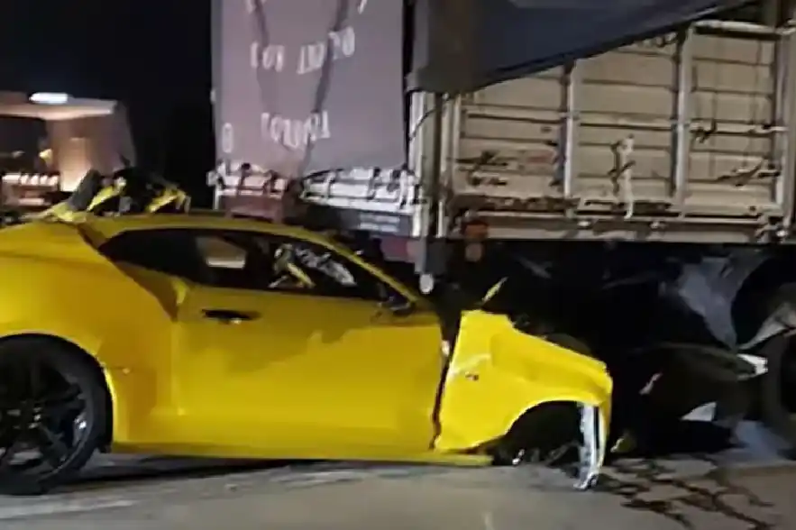 La víctima tenía 27 años y se conducía a bordo de su auto Chevrolet Camaro.