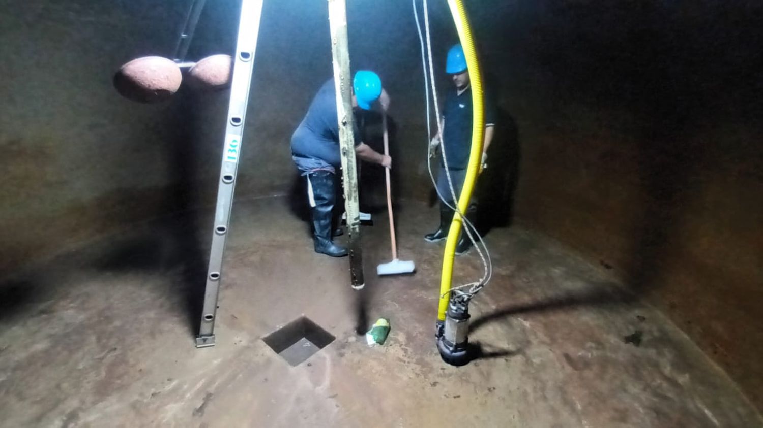 Importante operativo de la limpieza de la cisterna en barrio Fátima