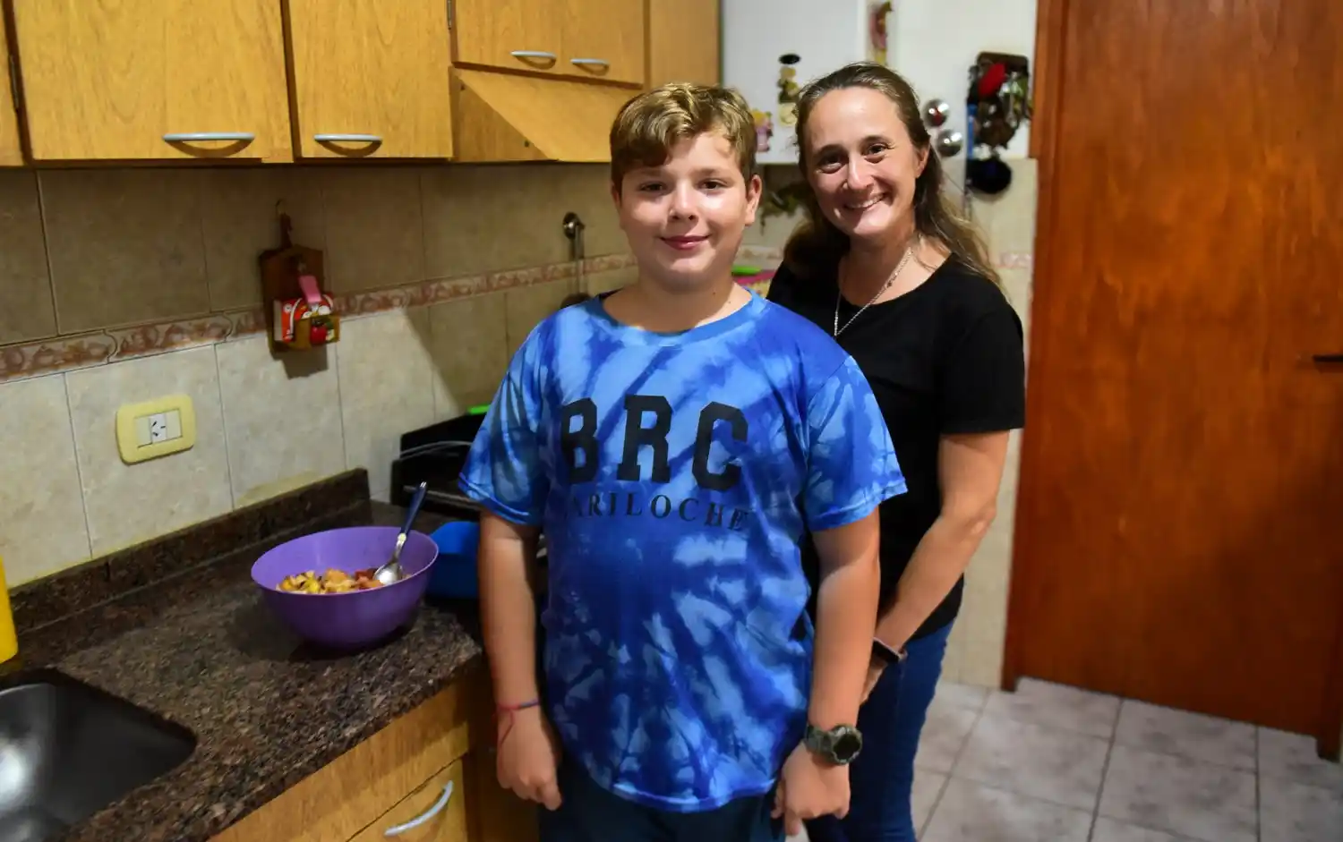 Agustín junto a su mamá Alejandra preparando una de las colaciones del día  (Foto: Marcelo Suppo)