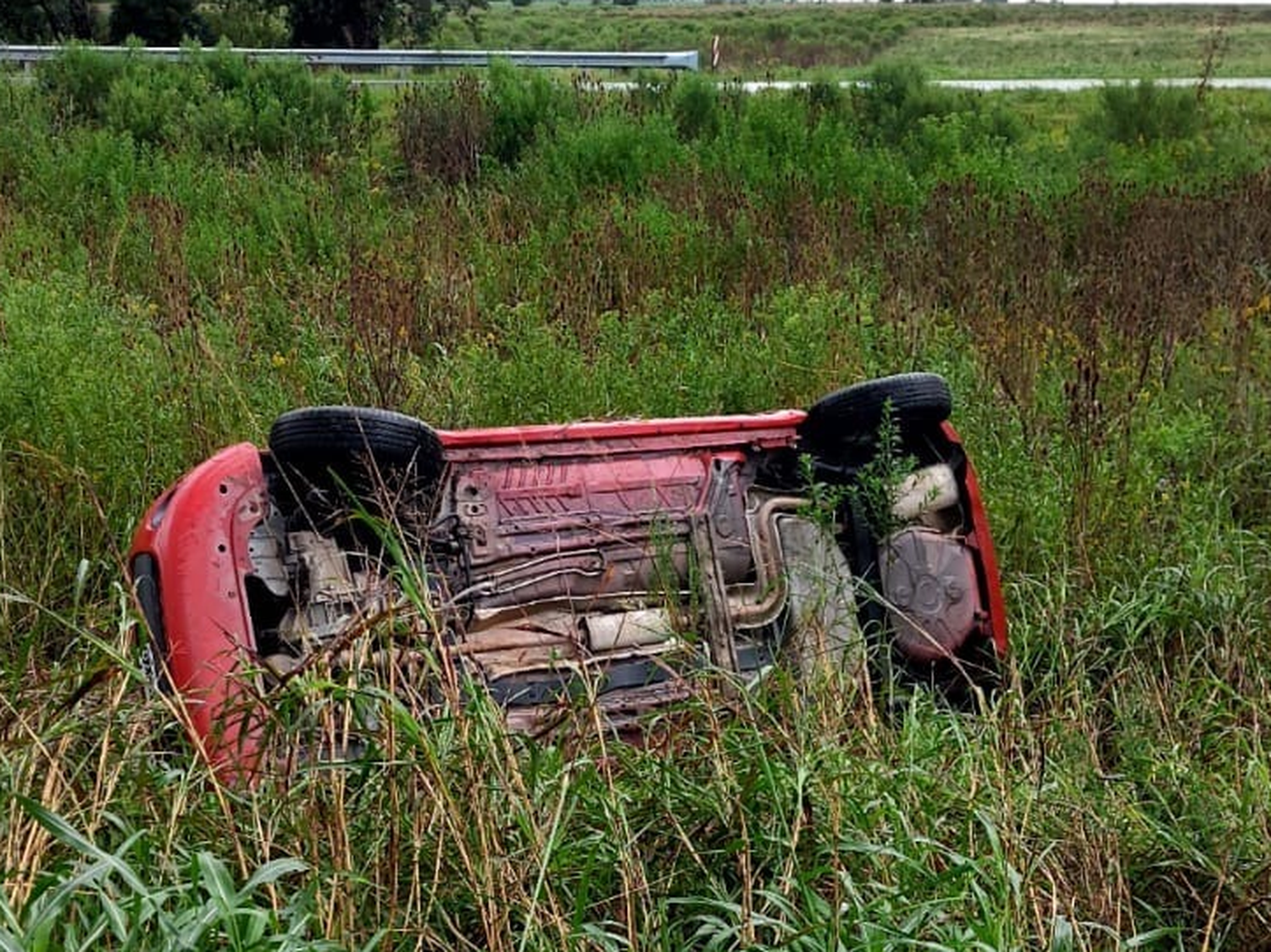 Despiste en Ruta 18: un auto volcó, pero sus ocupantes resultaron ilesos