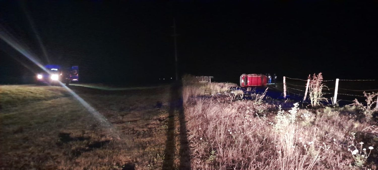 Conductor sufrió lesiones tras volcar con su vehículo en Ruta Nacional 12, cerca de Lucas González
