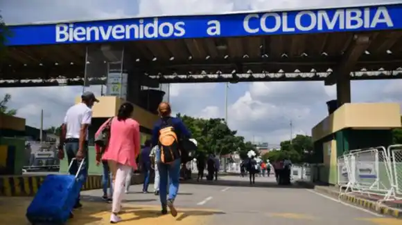 ¡CARTAS PARA PETRO Y LA COMUNIDAD INTERNACIONAL! Migrantes venezolanos PROTESTAN por obstáculos para registrarse en el RE en Colombia