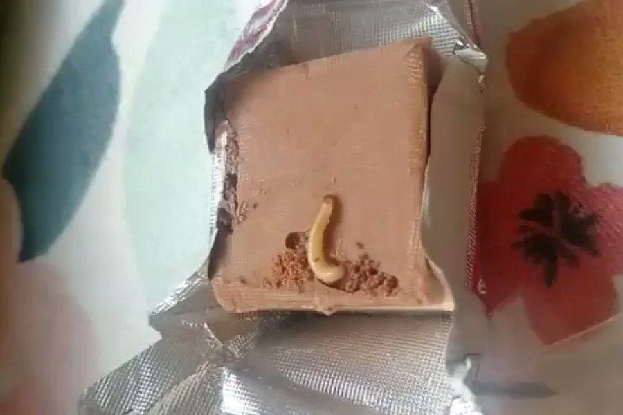 ¡Terrible! Compró un chocolate y al abrirlo se llevó una sorpresa desagradable