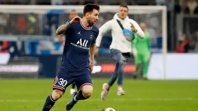Insólito: un hincha del Marsella se metió al campo de juego y evitó un gol de Lionel Messi