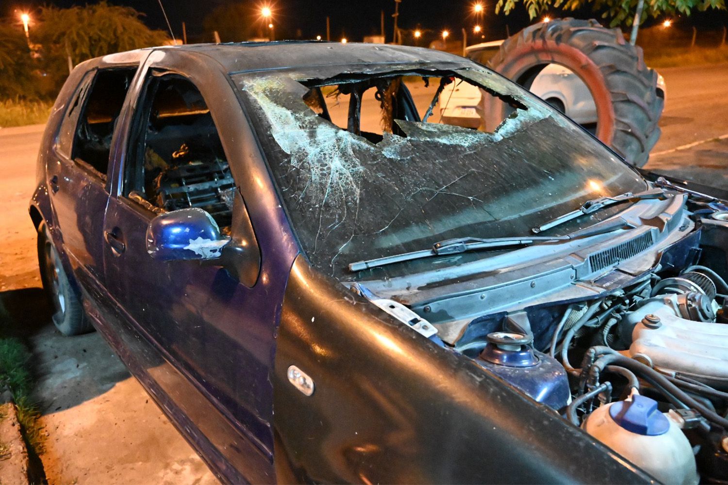 Nuevo ataque con bomba molotov: incendian el auto del propietario de la casa ya agredida