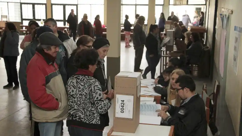 Los mendocinos eligen gobernador, en una elección con proyección nacional