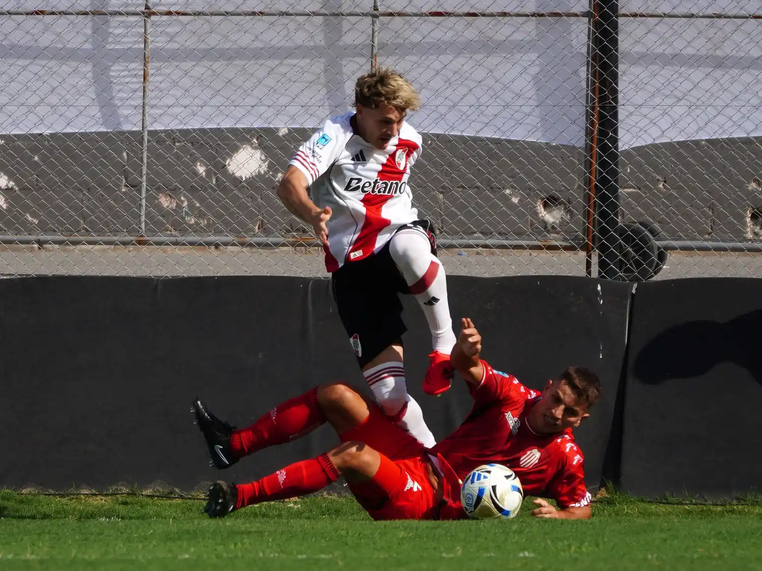 Colidio, ante la dura marca de Barracas Central.