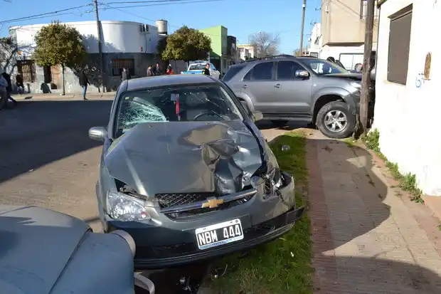 Una camioneta chocó con un Corsa y luego embistió a una casa