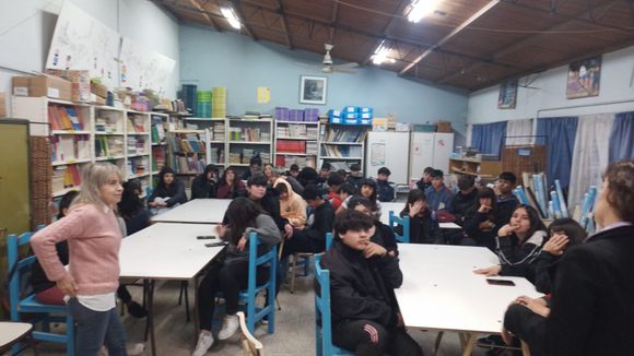 Comunicación entre adolescentes y adultos: la fantasía de "tener todo resuelto" por la edad