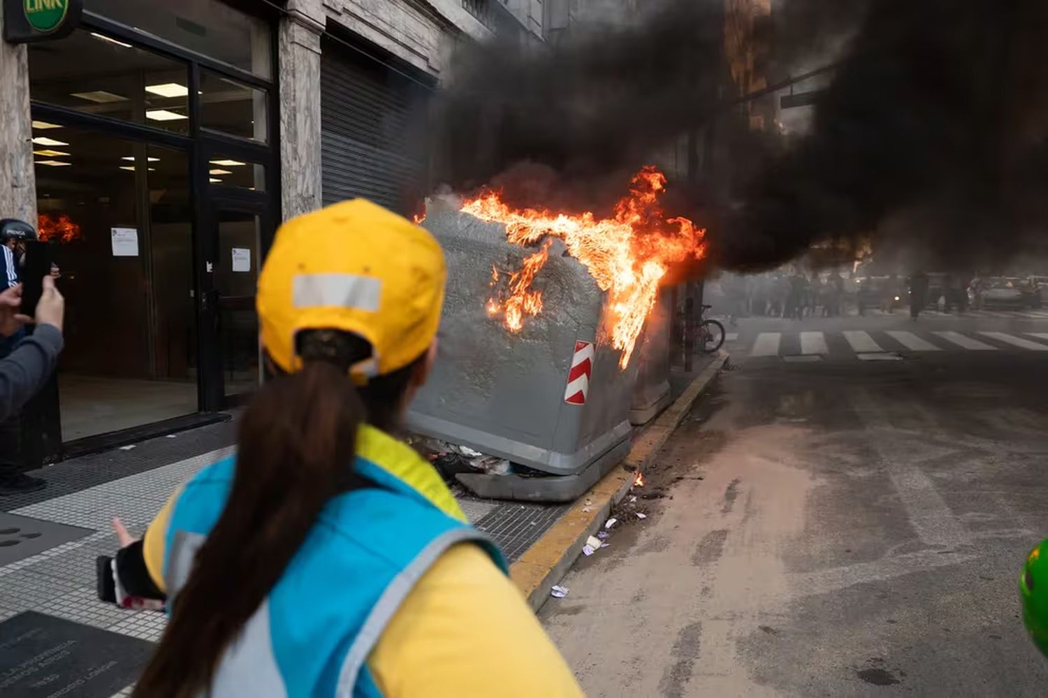 Se produjeron incidentes entre la policía y manifestantes en la marcha piquetera contra el veto de la ley jubilatoria