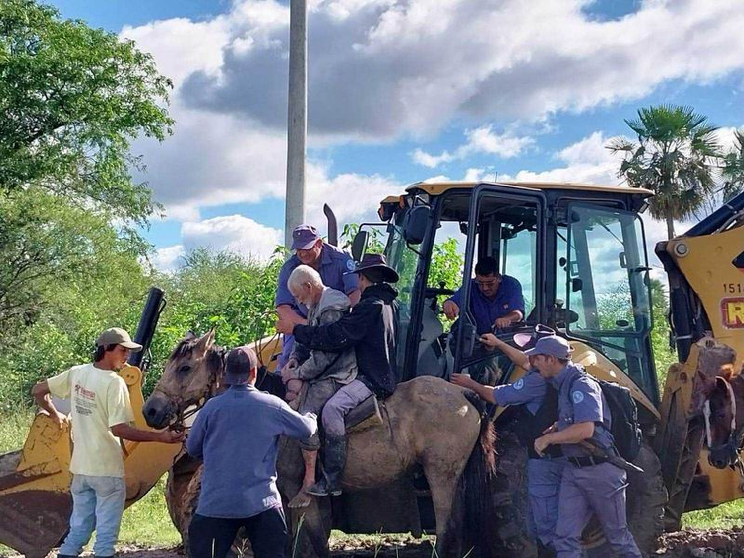 Un anciano descompensado y con hipotermia fue 
rescatado en un camino vecinal de la colonia Formosa