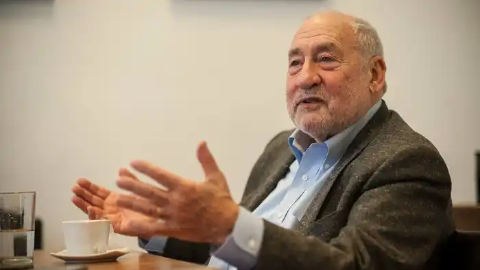 Nobel de Economía criticó a Mauricio Macri y a Javier Milei