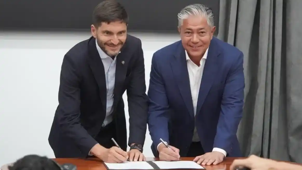 Pullaro firmó en Neuquén un convenio para desarrollar infraestructura y logística en el sector del petróleo y gas. Foto: Fernando Nicola