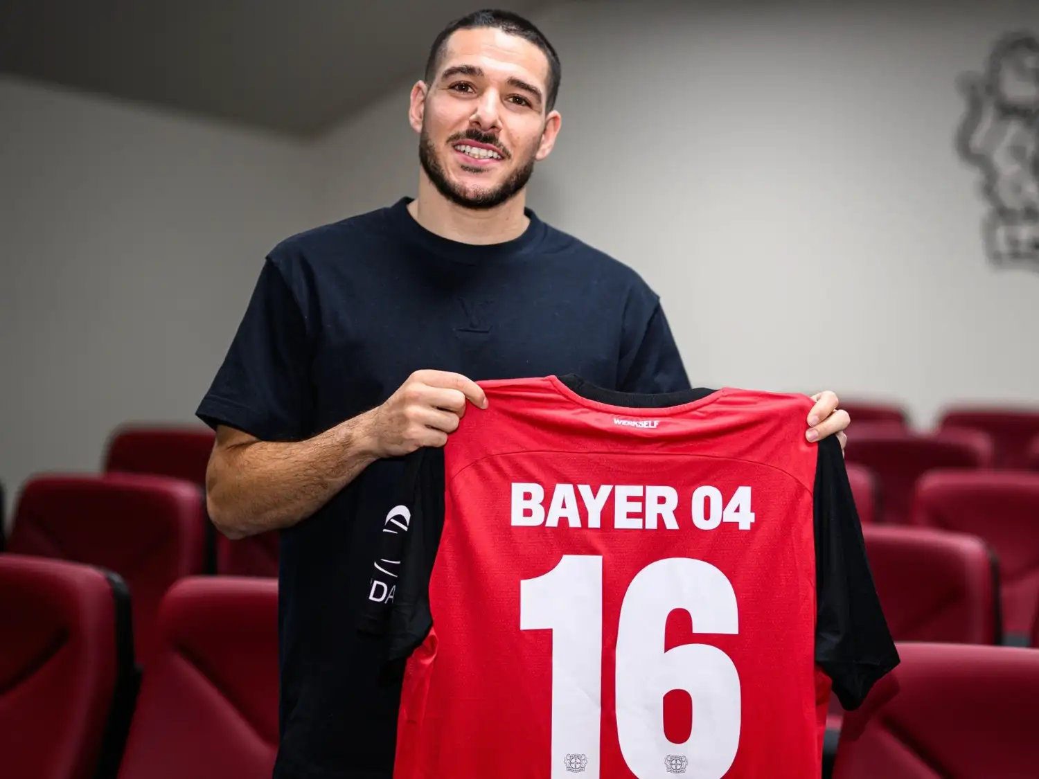 Emiliano Buendía en su presentación con el Bayer Leverkusen.