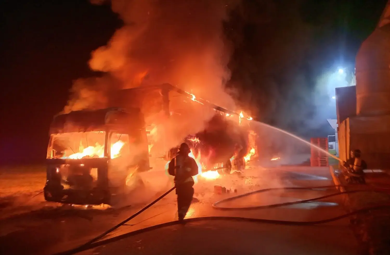 Incendio en una empresa láctea: un camión y su acoplado sufrieron daños totales en Bella Italia