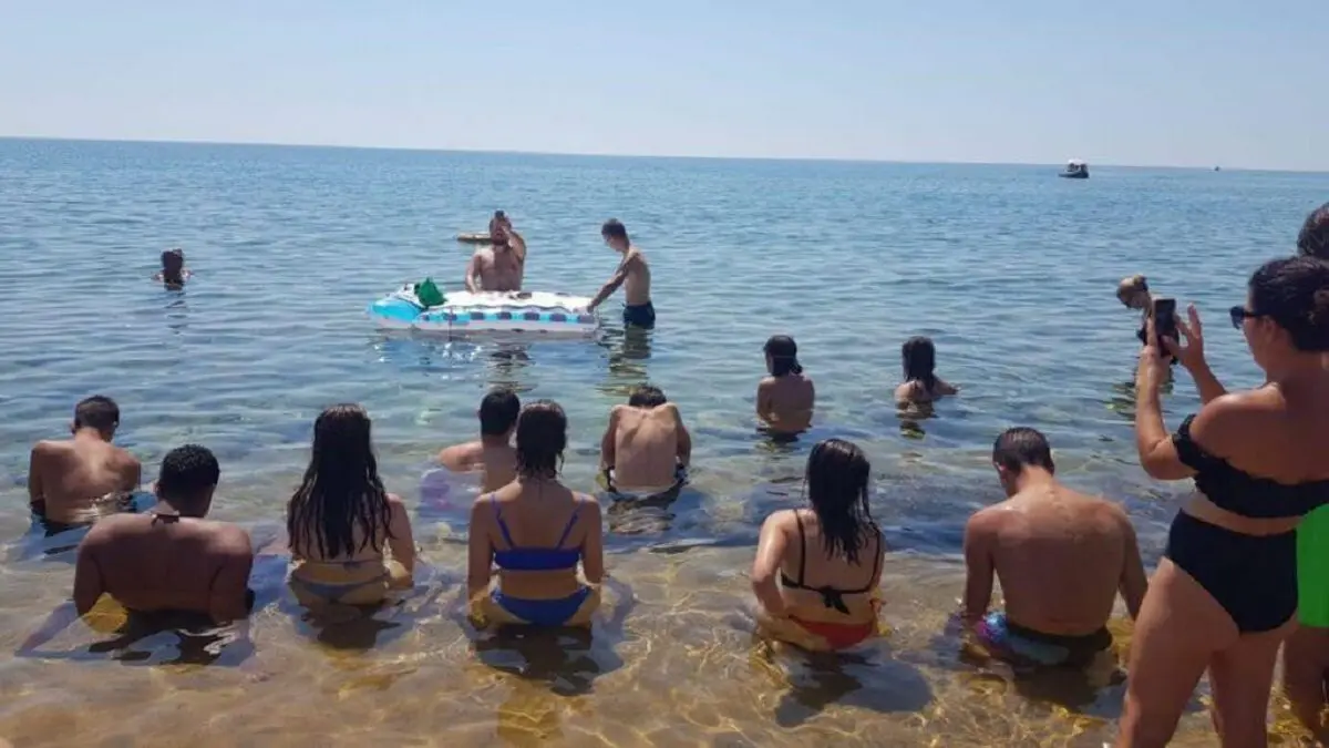 SACERDOTE ITALIANO SE METE EN UN LÍO por usar colchón inflable como altar para la misa