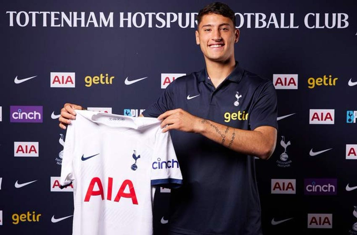 Oficial: con una cálida bienvenida, Alejo Véliz fue presentado en el Tottenham de Inglaterra