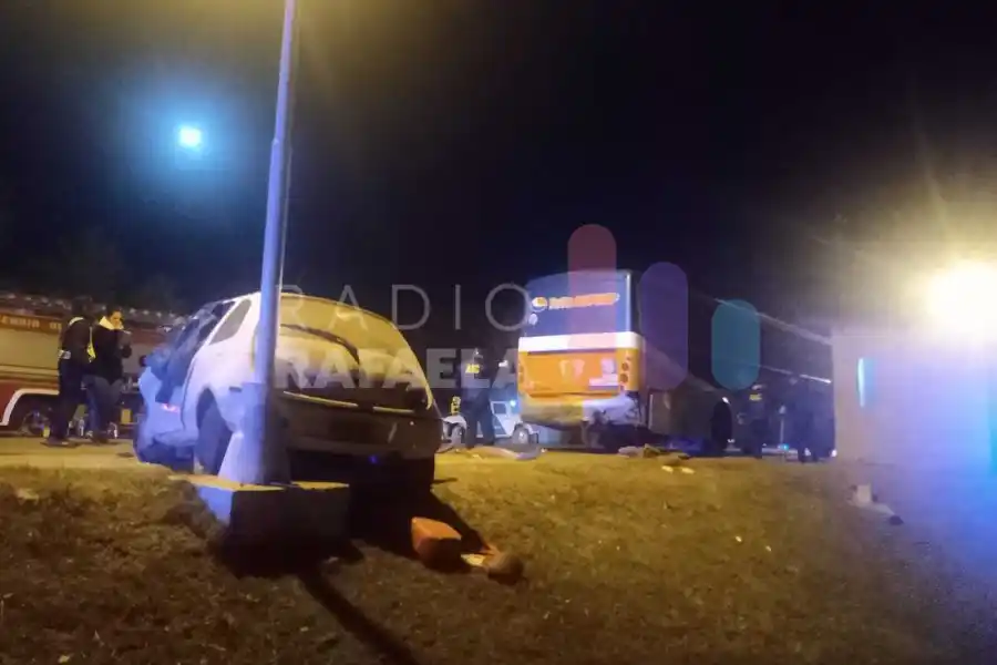 Trágico choque entre un colectivo “Tata Rápido” y un auto en la ruta 11 con una persona fallecida