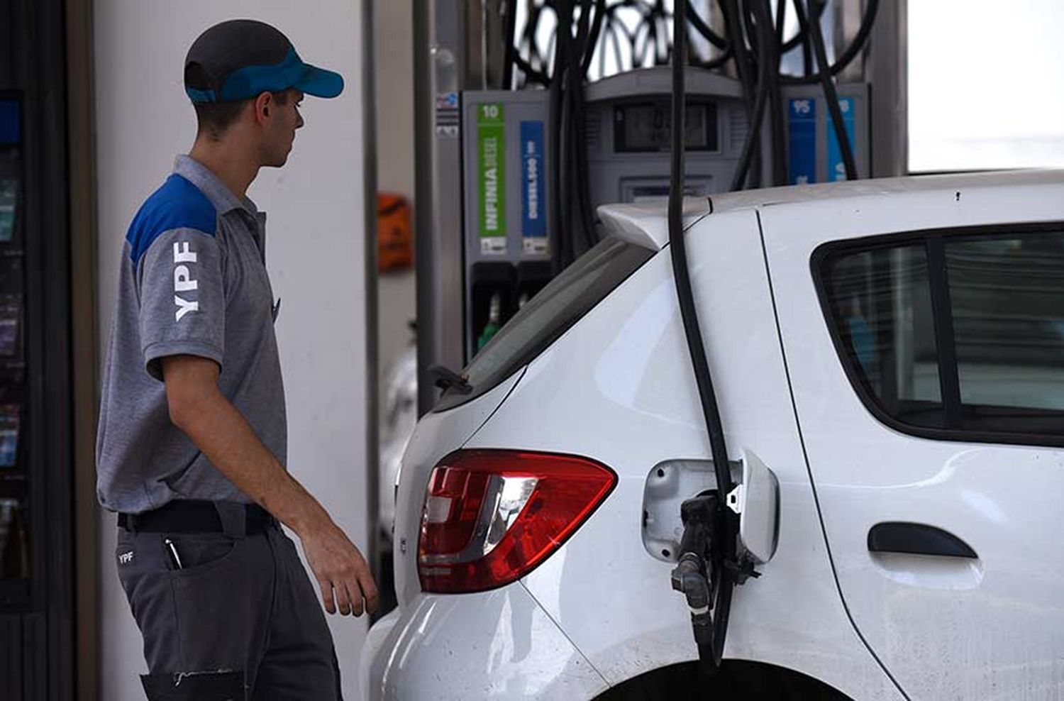 Por tercera vez en el año, YPF aumentó los combustibles: la suba es del 3,5 % en todo el país