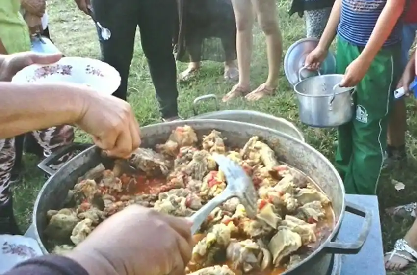 Cocinaba en un comedor comunitario y la amenazaron con un cuchillo