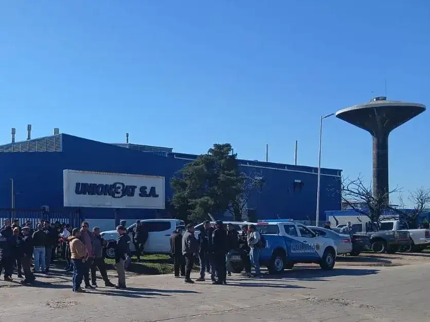 Una empresa del PIG despidió a 100 trabajadores y el gremio adelantó que lo denunciará en el Ministerio de Trabajo