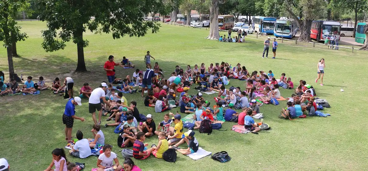 Con diez micros llenos de chicos y chicas, comenzó la Colonia Municipal de Vacaciones
