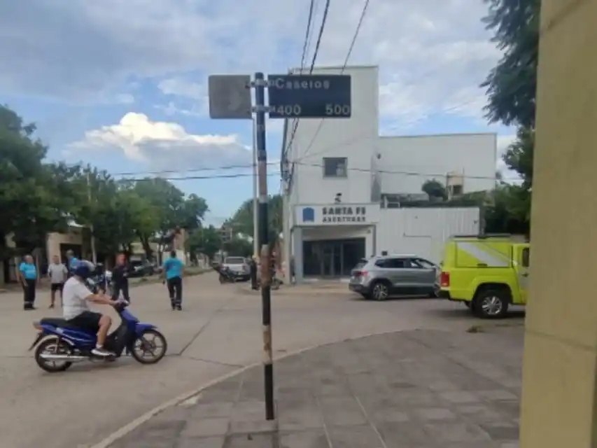 Personal de tránsito municipal coordinando la circulación vehicular.