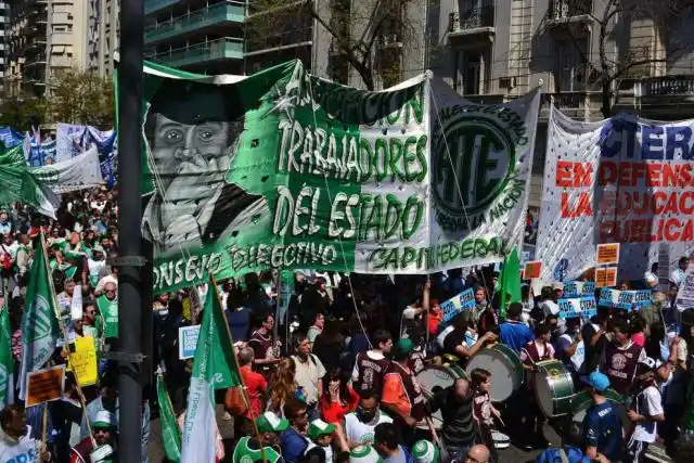 Se publicó en el Boletín Oficial la suba de $4.000 para estatales nacionales
