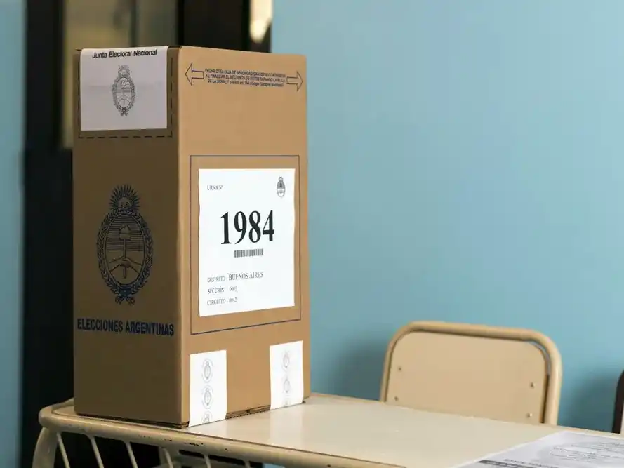 Una urna en plena elección.