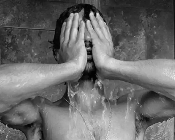 La novia del Chino Darín lo fotografió desnudo en la ducha