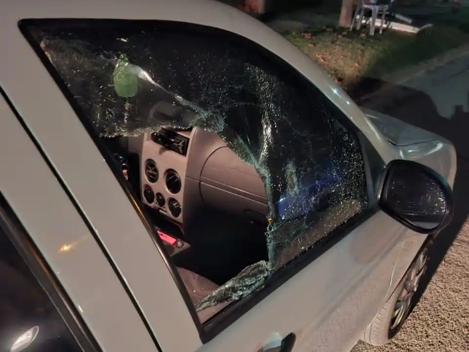 Rápida acción policial salvó a una bebé atrapada en un auto en Libertador San Martín