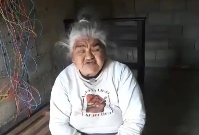 Desgarrador video de una señora ciega abandonada por sus hijos: "Ayuda, estoy solita"