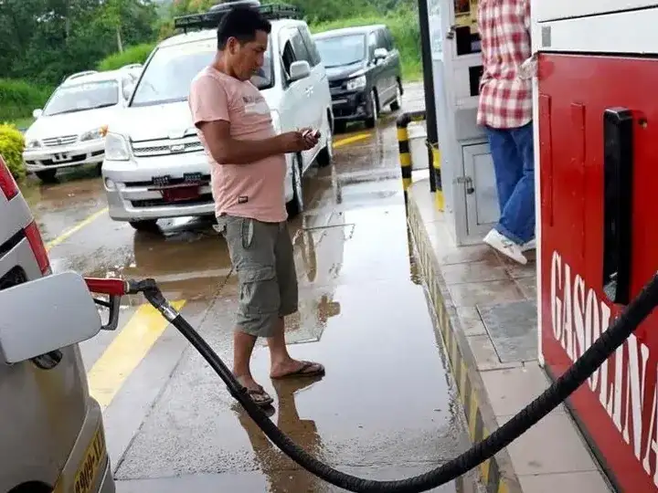 Por decreto, Bolivia congeló por un año precio de los combustibles
