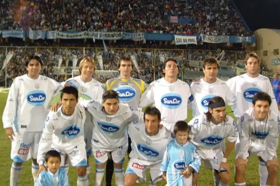 Federico García, en el medio abajo, abrazando a un chico, en su paso por Atlético