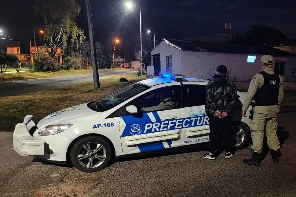 El delincuente, de 18 años, intentó huir cuando fue interceptado por los agentes. Finalmente fue aprehendido.