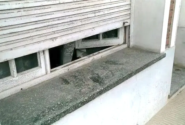 Huellas del ladrón. En el vano de la ventana por donde entró a la casa