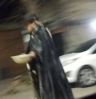 Imagen del sujeto que parecía realizar un rito en la vía pública