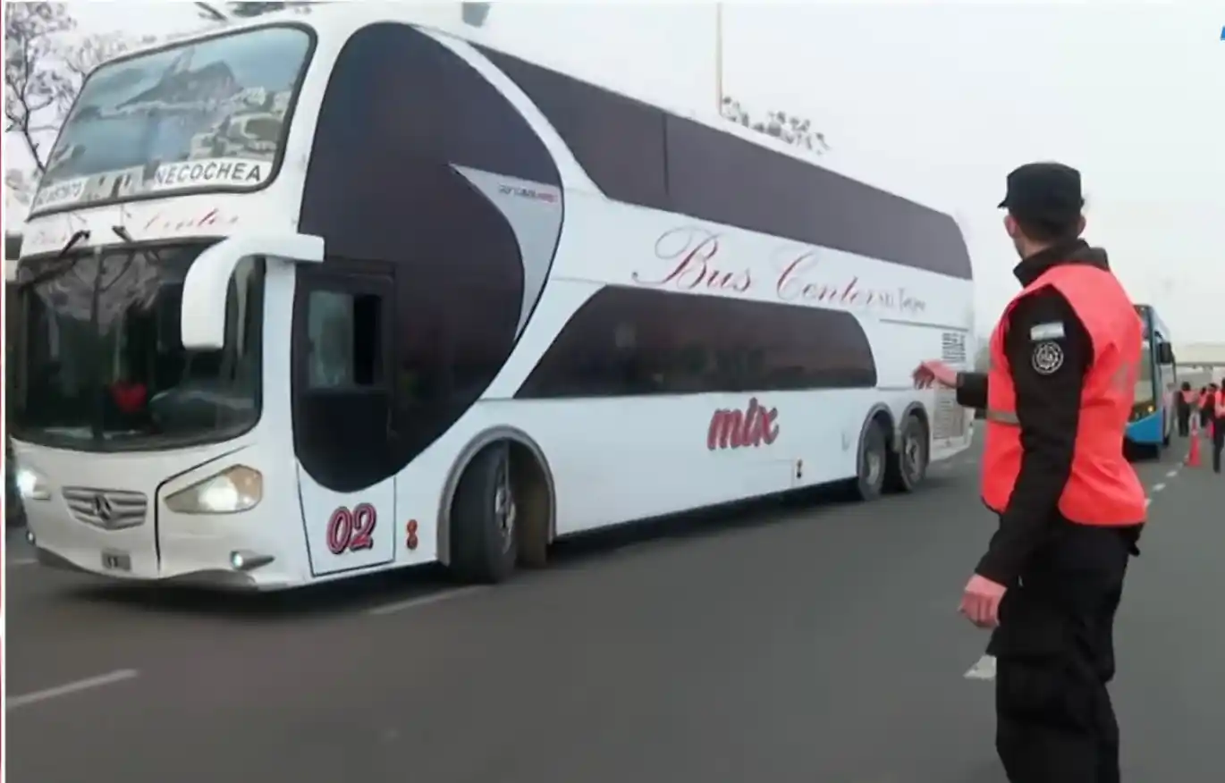 Un colectivo con militantes peronistas de Necochea llegó a CABA para apoyar a Cristina