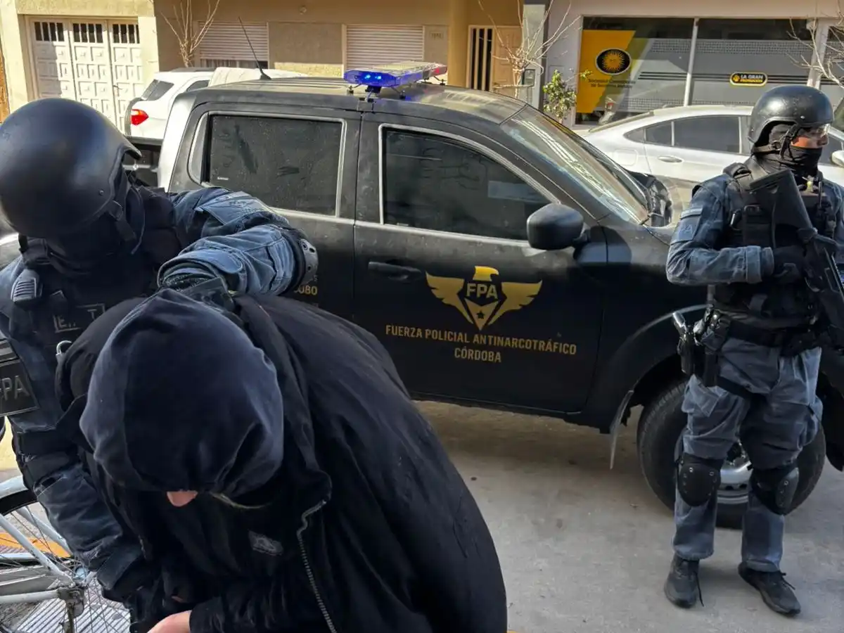 El detenido se dedicaba a distribuir drogas a domicilio en diversos barrios.