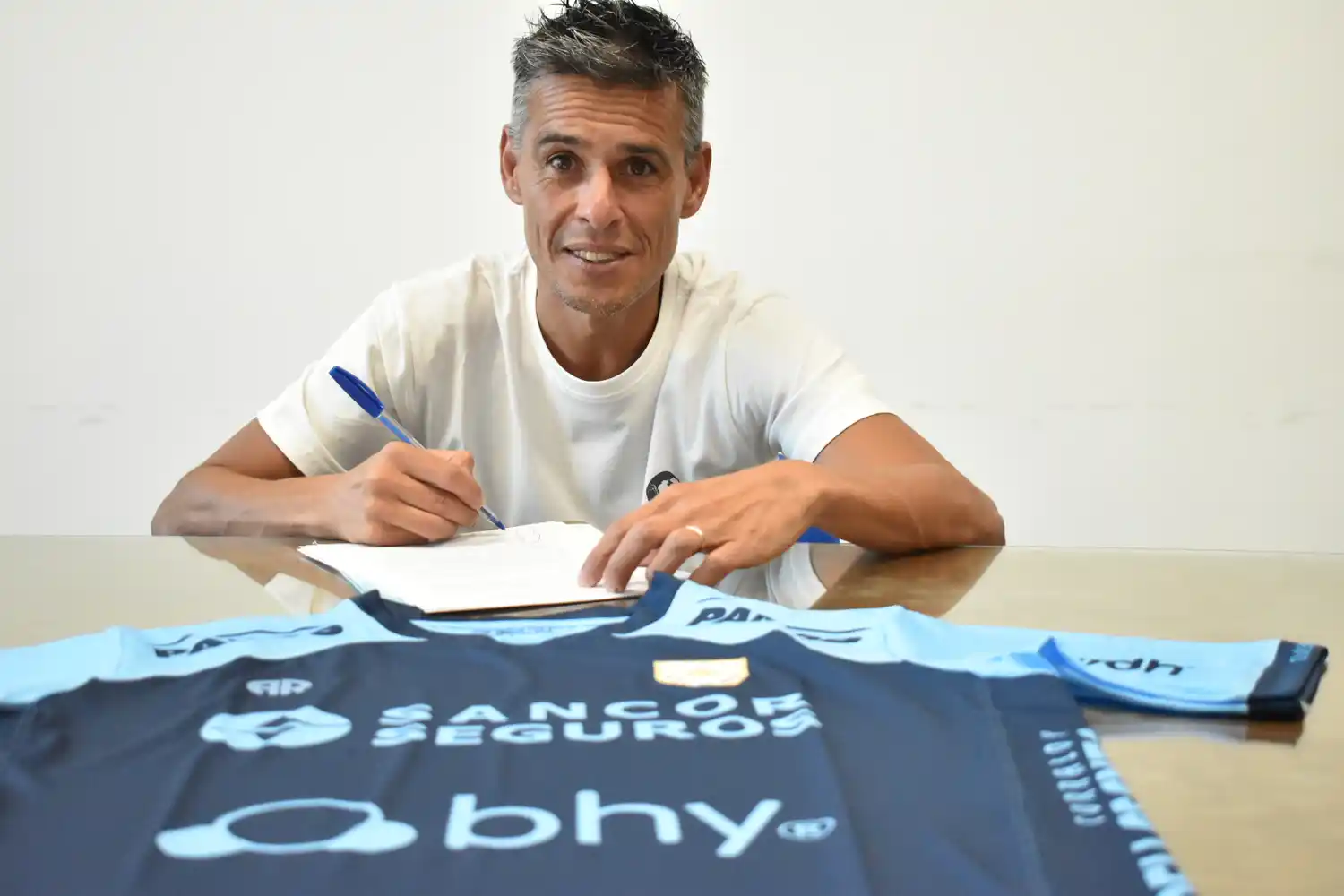 Iván Juárez renovó y seguirá al frente de Atlético de Rafaela