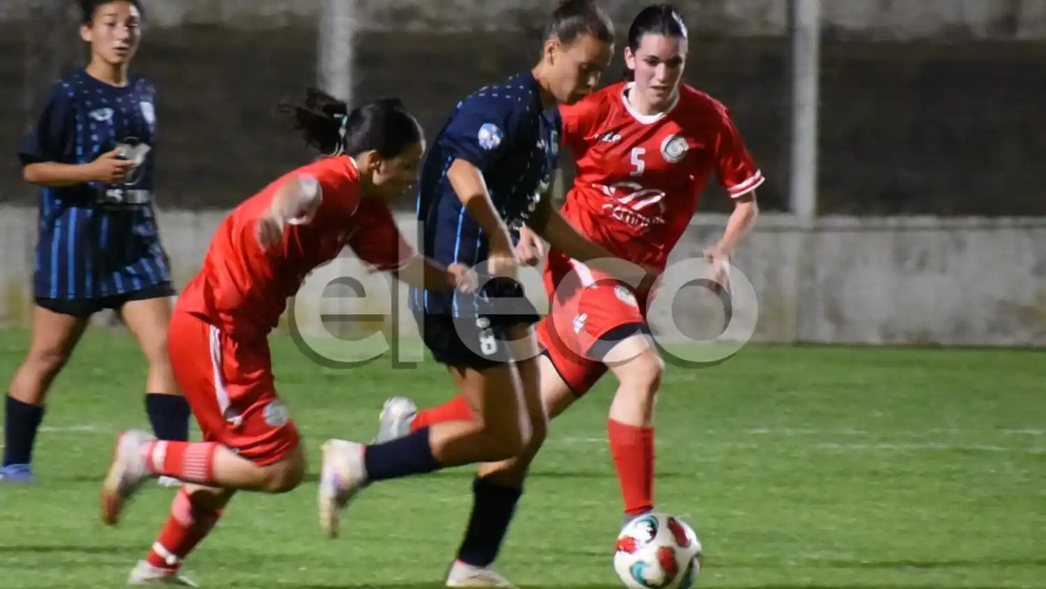Tiziana Merlo, pelota al pie y encarando con decisión.