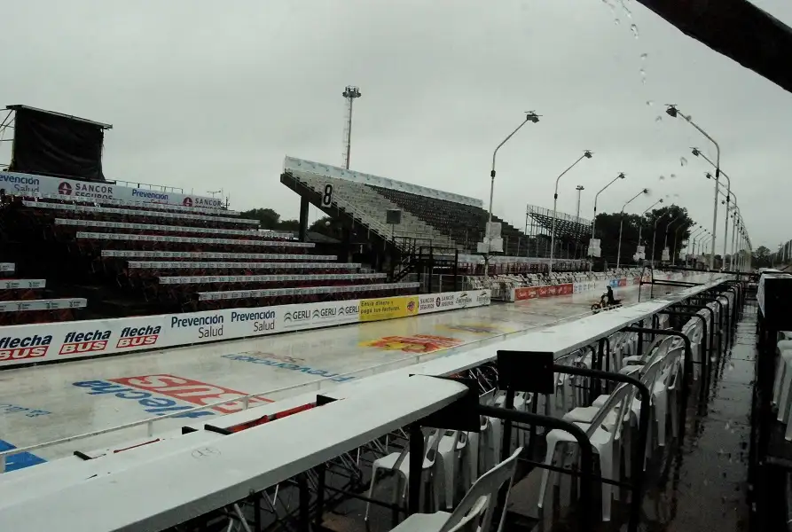El Corsódromo le hace fuerza al mal tiempo