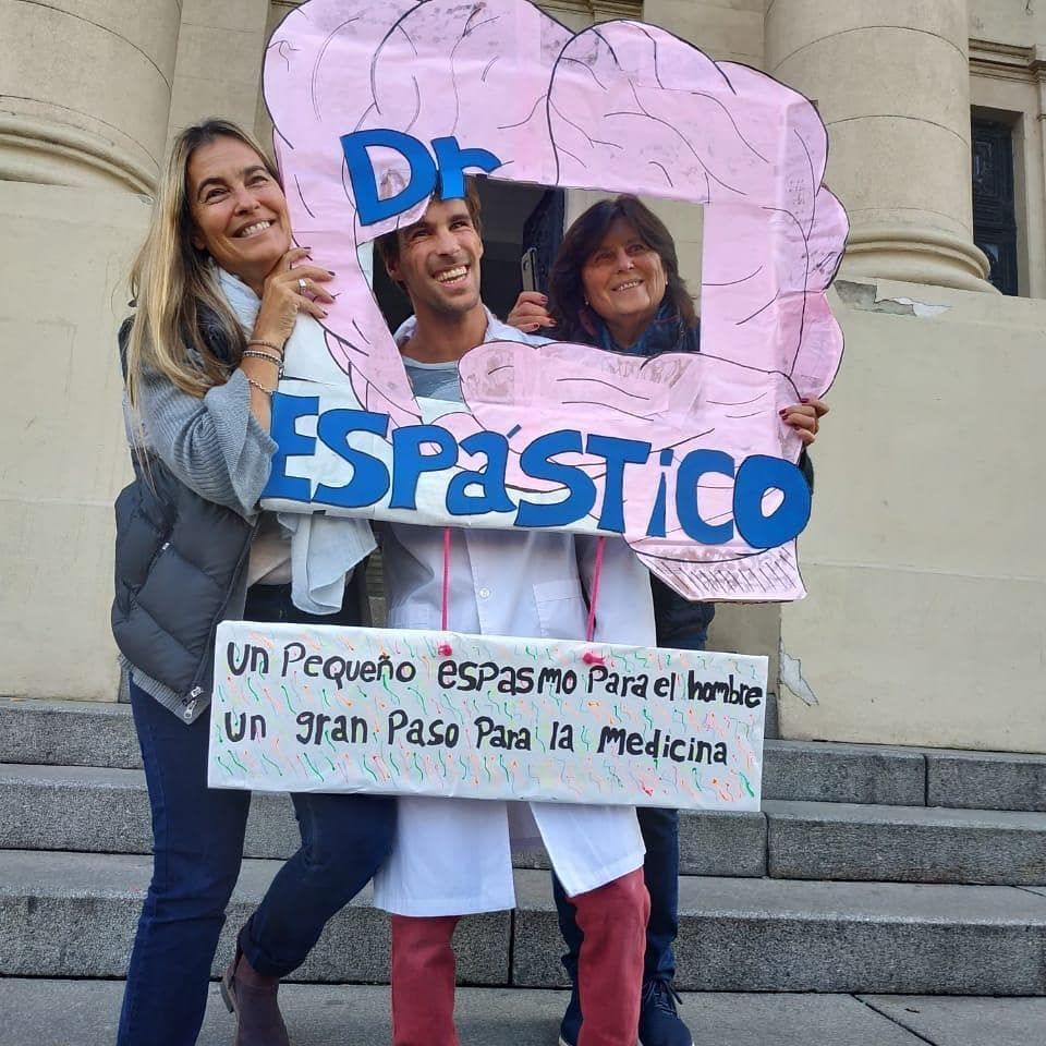 Joven con parálisis se recibió de médico: "Las limitaciones están en la cabeza"