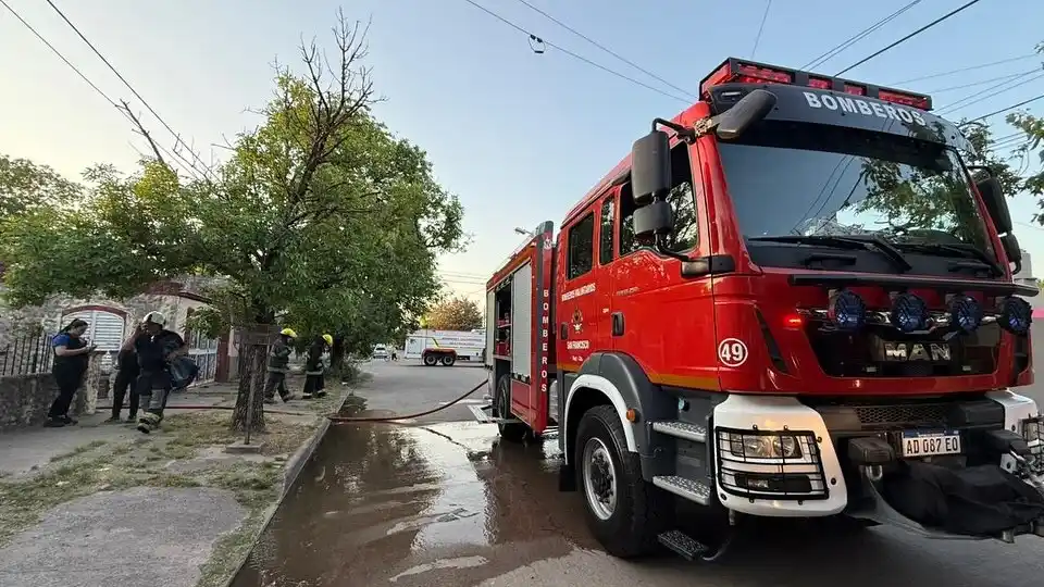 bomberos sofocaron fuego en una vivienda