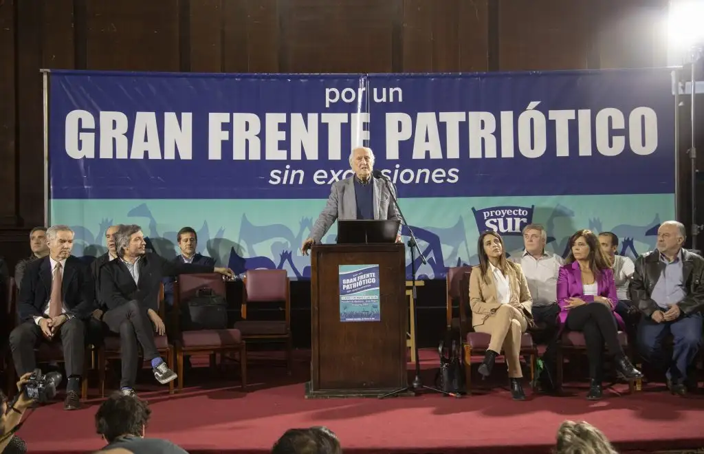 Pino Solanas llamó a "un frente opositor sin exclusiones", junto al kirchnerismo