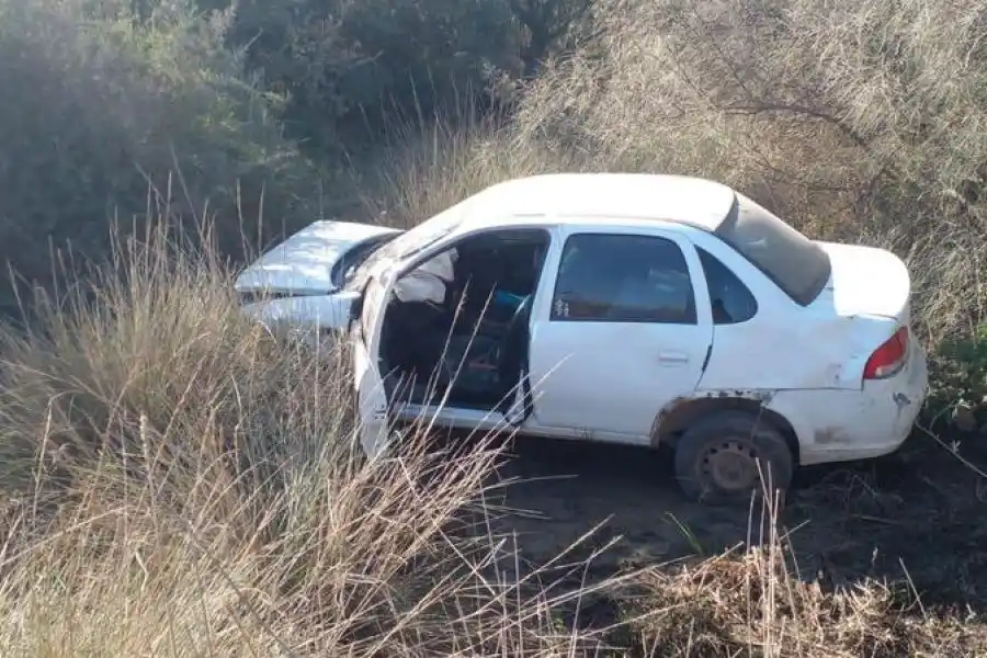 Una pareja despistó con el auto y terminó cayendo dentro de una cuneta:  tuvieron que ser hospitalizados