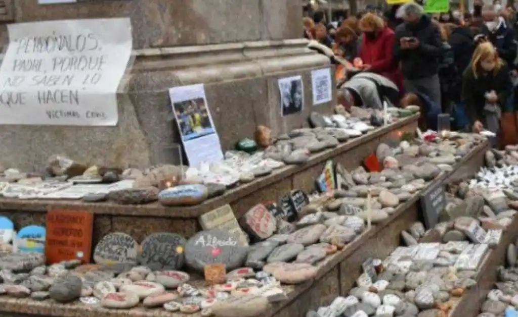 Marcha de las Piedras: rinden el segundo homenaje a fallecidos por Covid