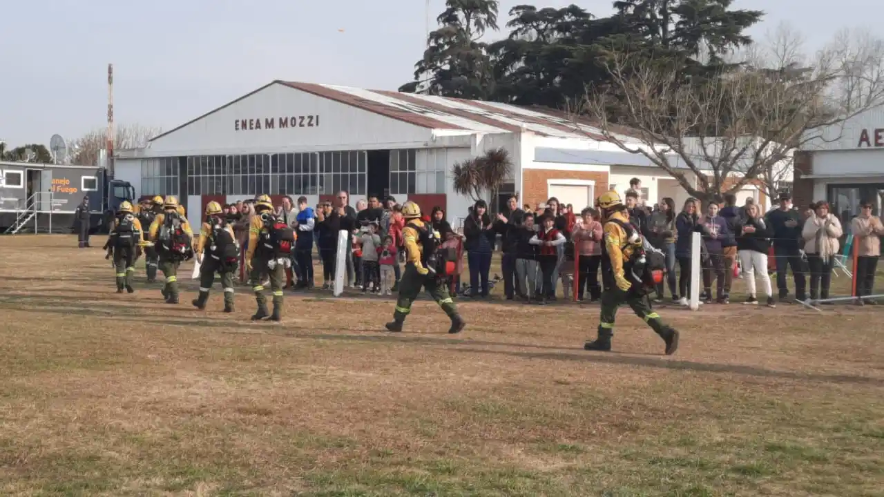 Día del Niño: Aplausos y emoción en la despedida de los brigadistas en el Aeroclub