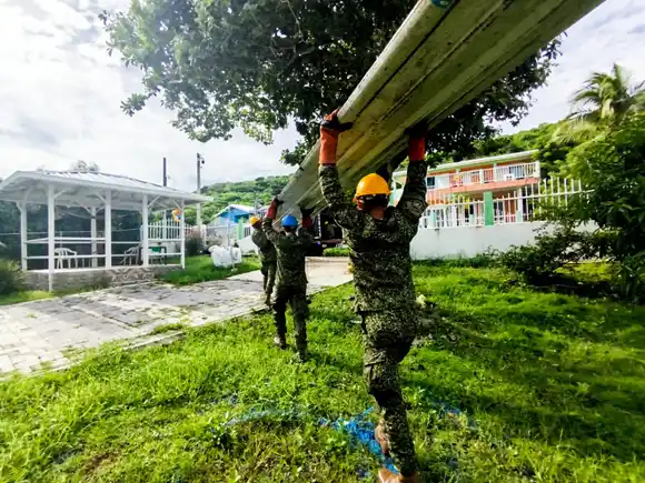 Armada de Colombia atiende afectaciones en la isla de Providencia tras la vaguada  monzónica